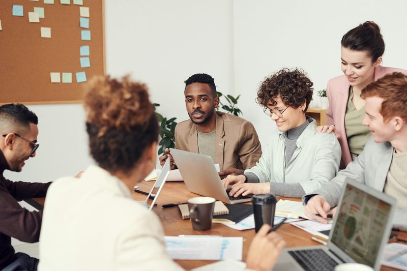 What are the common challenges in B2B sales?